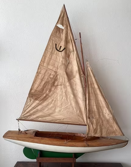 Houten zeilbootje